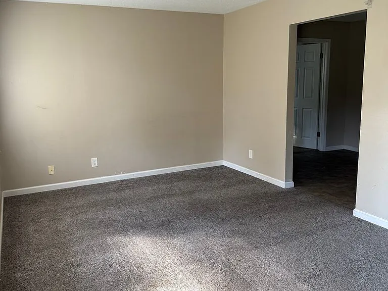 50 Fenwick Dr — Photo 2