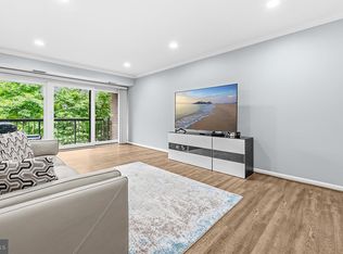 9715 Kings Crown Ct APT 201, Fairfax, VA 22031