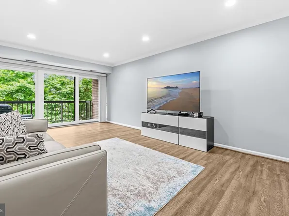 9715 Kings Crown Ct APT 201, Fairfax, VA 22031