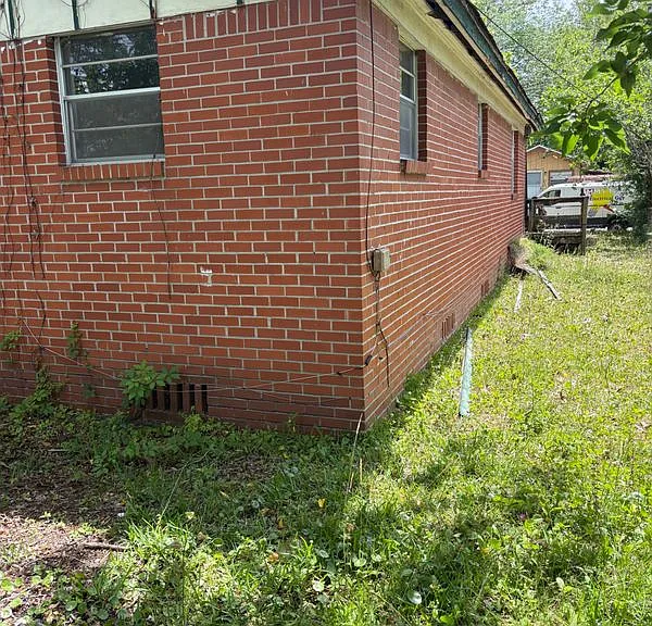 2081 Baldwin St — Photo 3