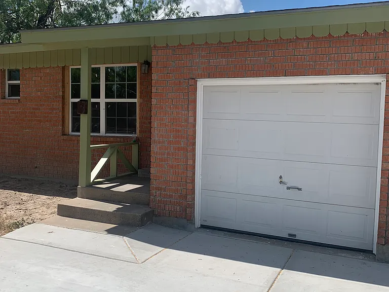 910 E Austin Ave — Photo 3