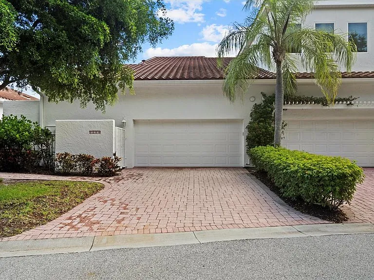 2254 Harbour Court Dr — Photo 2