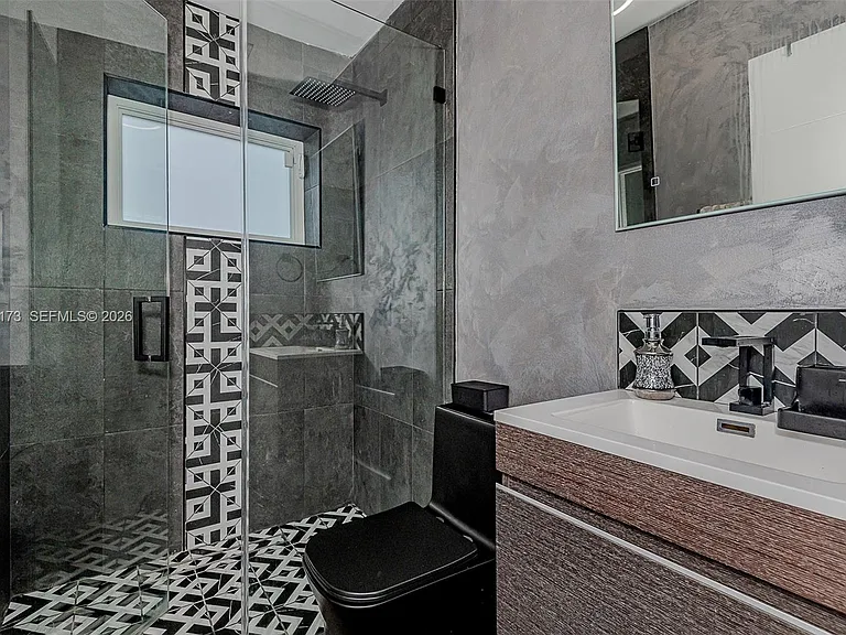 2425 SW 26th Ln — Photo 14