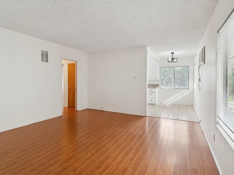 927 N Louise St #4 — Photo 4