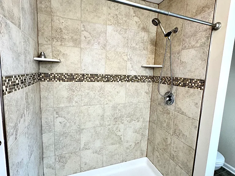 195 Moul Ave - Owner's Suite Full Bathroom w/ Low Entry Shower