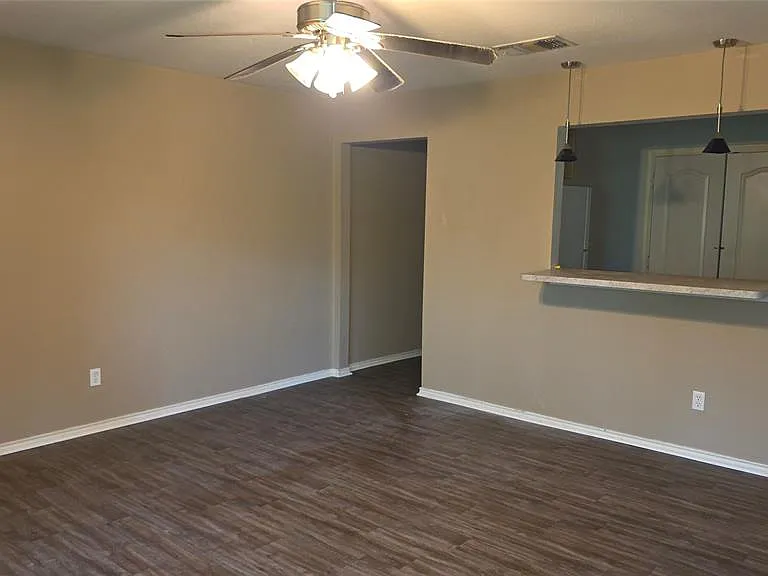 1662 Kennedy St — Photo 2