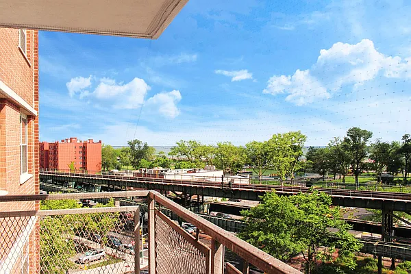 Sold by Thomas Lipovetsky, LREB | media 17