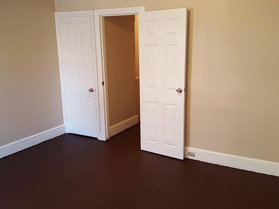 Front bedroom w closet