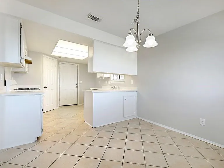 1214 Doonesbury Dr — Photo 9