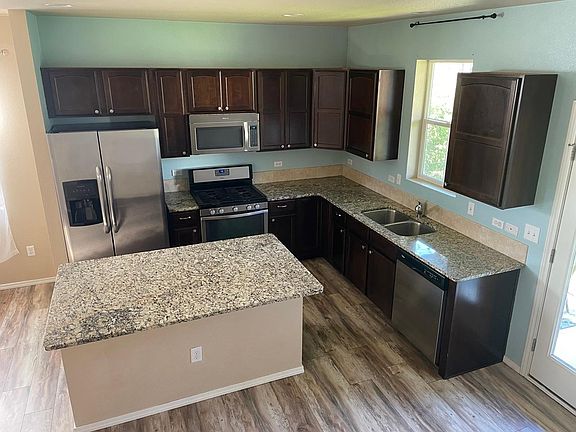Huge kitchen with gas stove!