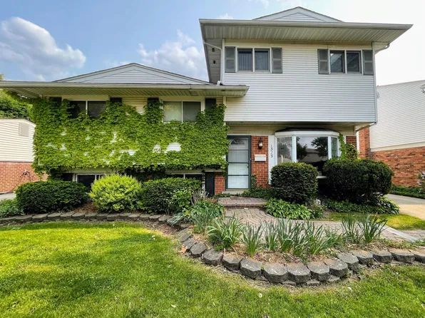 1329 W Elmwood Ave, Clawson, MI 48017