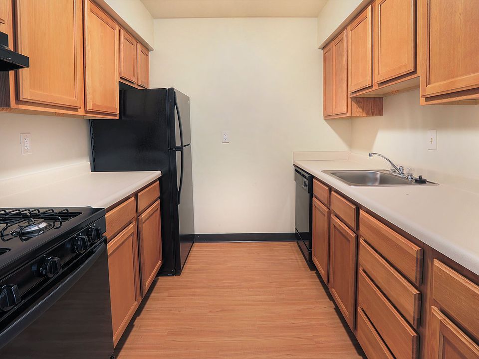 White Oak Village: Apartments