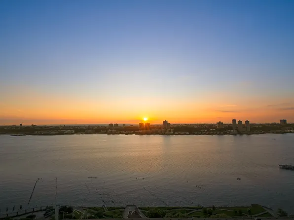 100 Riverside Boulevard image 32 of 37