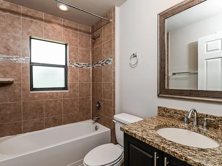 2025 SW 32nd St — Photo 15