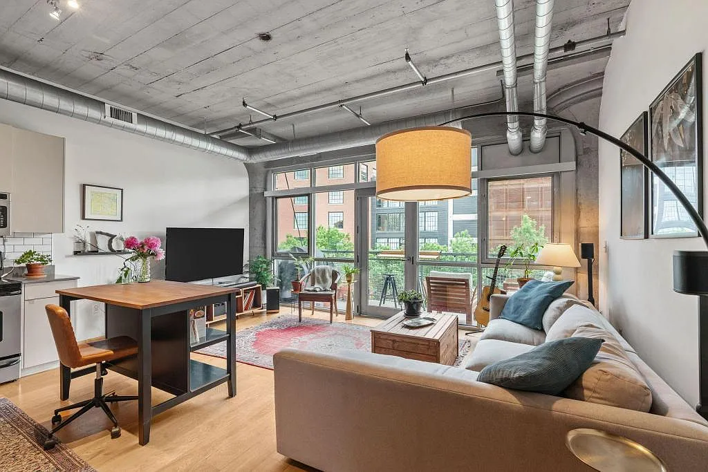 2 bed, 1.0 bath, 833 sqft, $2,300 — Photo 1