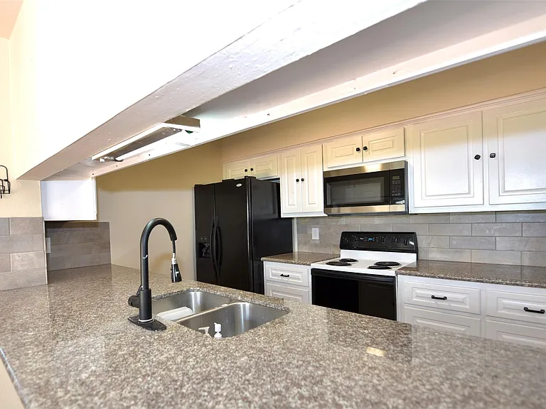 16222 Queensdale Dr — Photo 16