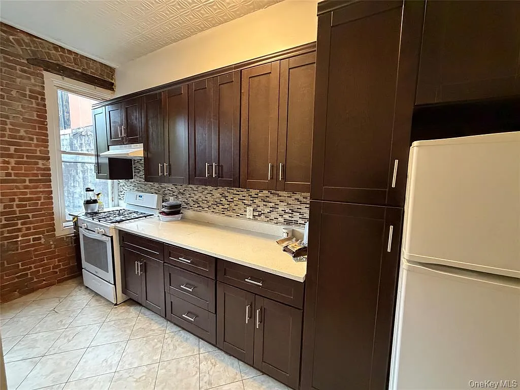 2 bed, 800 sqft, $2,200 — Photo 2
