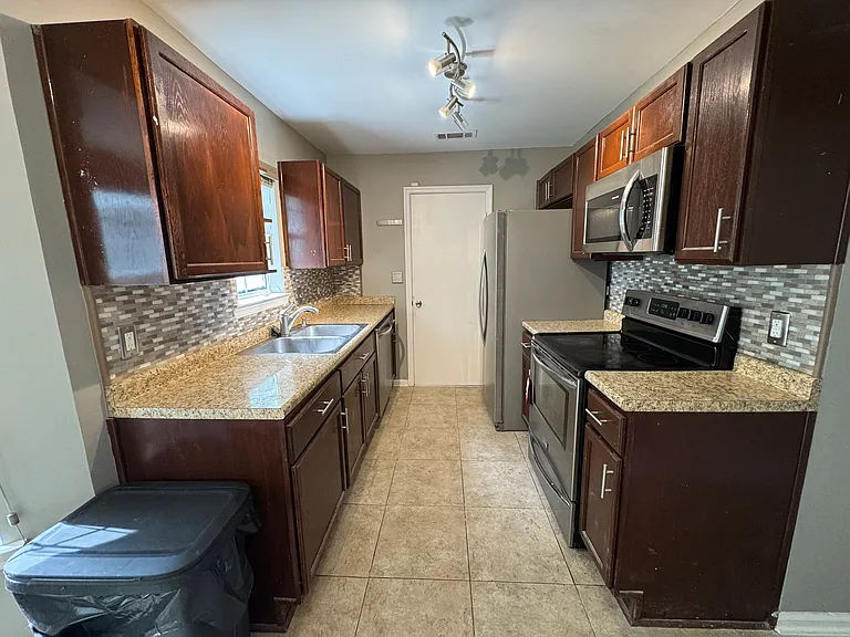 7327 Albert St — Photo 20
