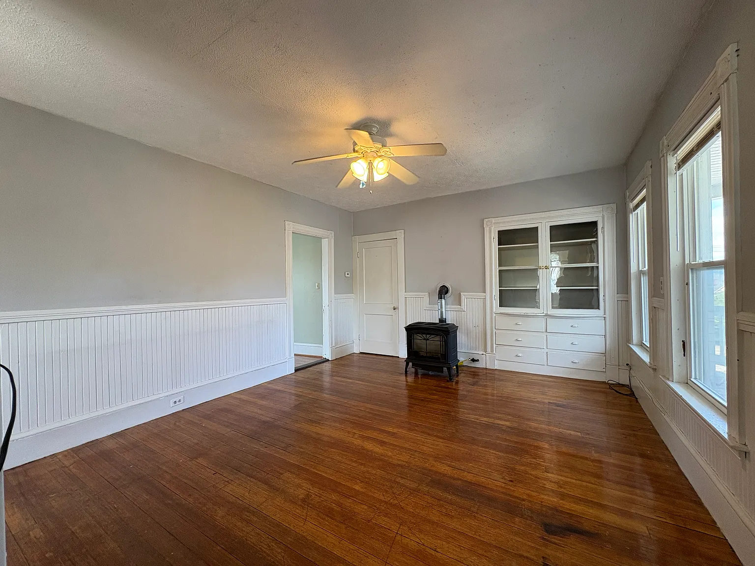 3 bed, 824 sqft, $2,000 — Photo 3