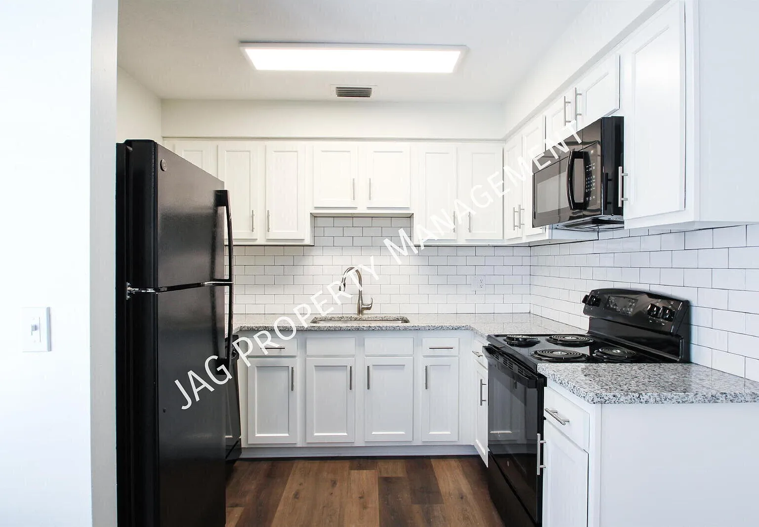 "Charming 2-Bedroom Haven at 1435 Smith Street Your Cozy Retreat in Orange Park!" — Photo 1