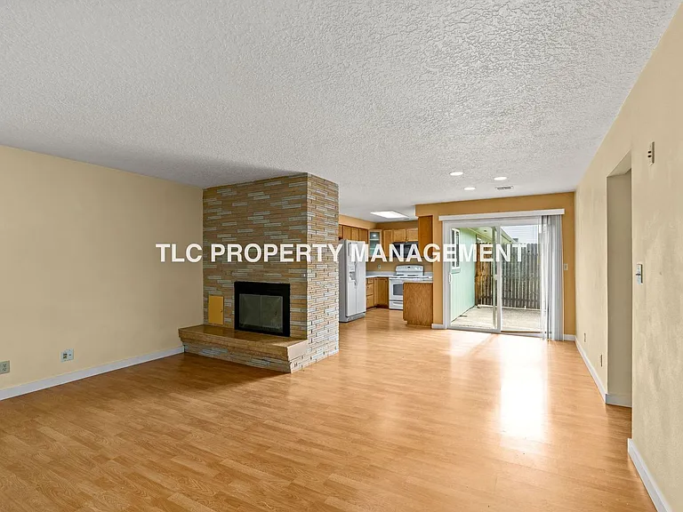 2199 Devos St — Photo 6
