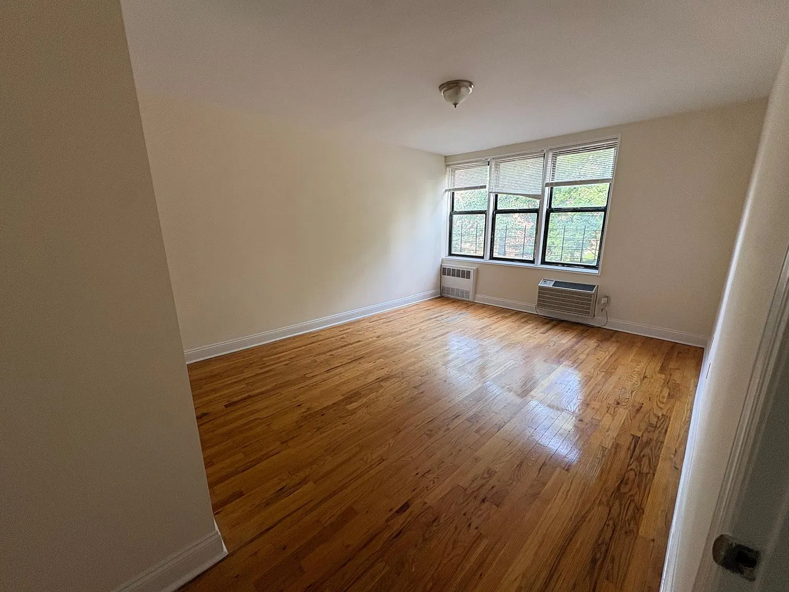 3 bed, 1400 sqft, $2,750 — Photo 2