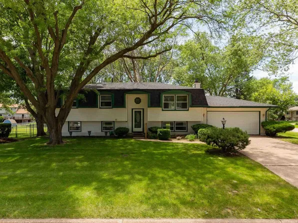 326 Park Lane Cir, Park View, IA 52748
