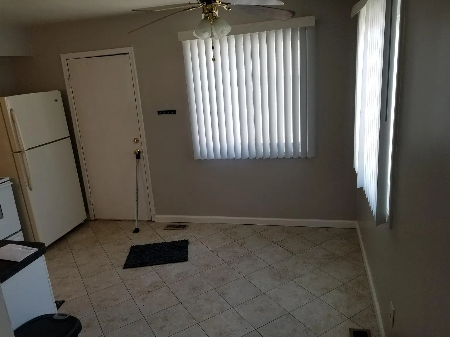 3 bed, 1032 sqft, $1,300 — Photo 2