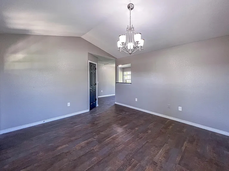 213 N Ave E — Photo 9