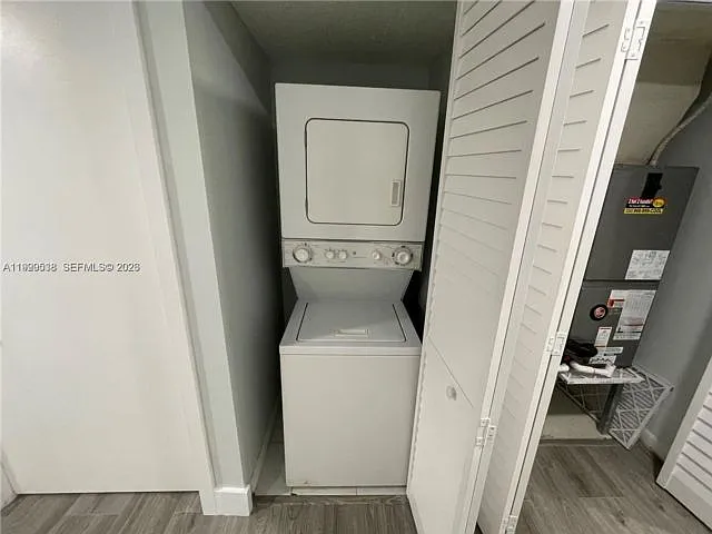 Building Photo - 4725 SW 62nd Ave #103