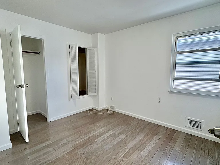1168 Rockland Ave — Photo 12
