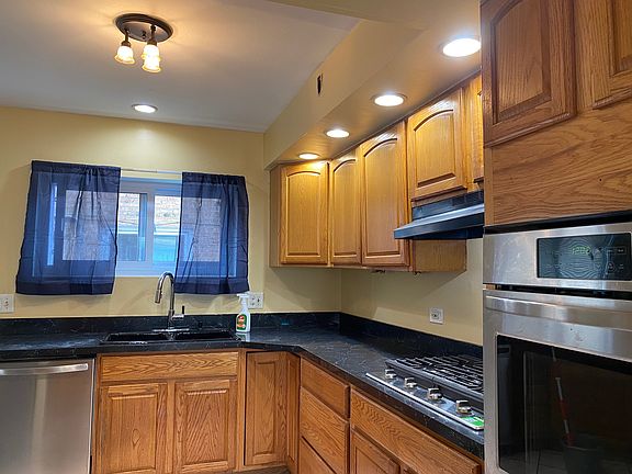 2nd image of 1058 Des Plaines Ave