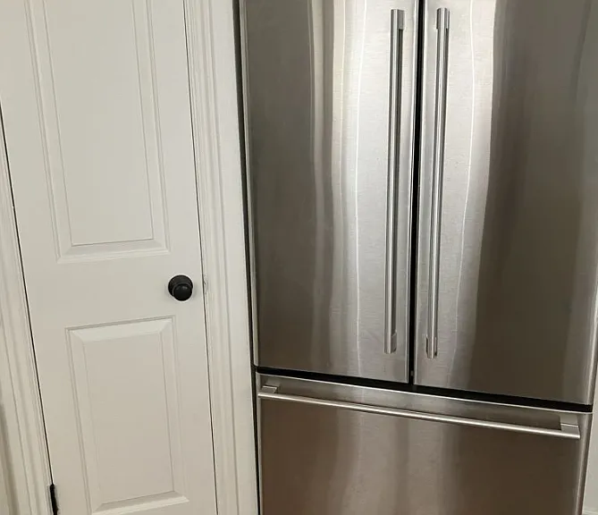 Fridge w/ freezer on the bottom