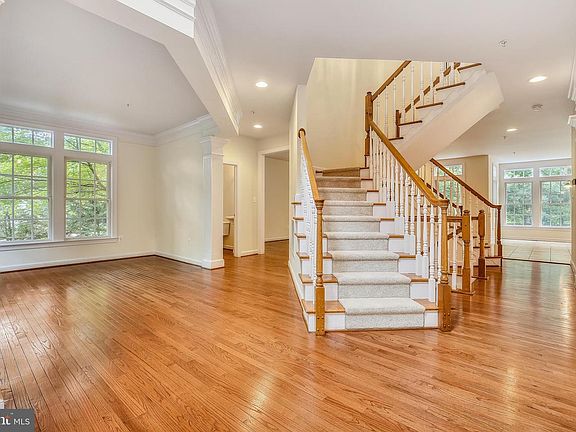 2nd image of 4 Henson Oaks Ln