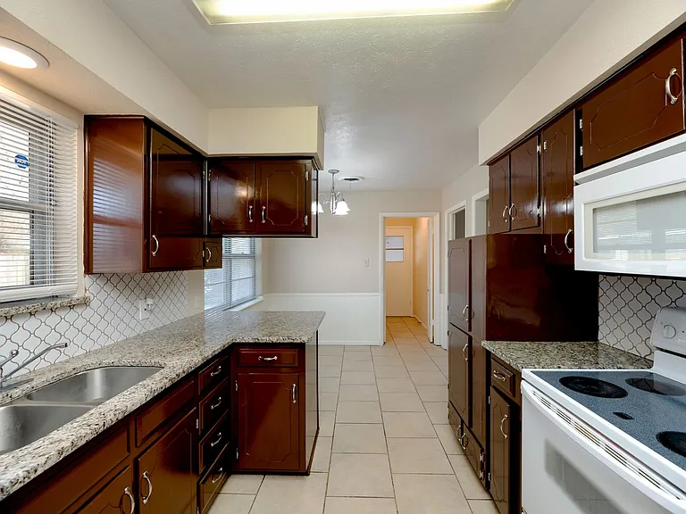 1605 Arrowhead Dr — Photo 12