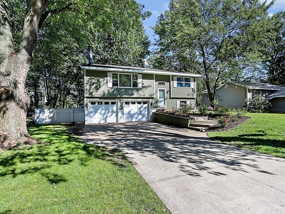 3rd image of 851 Woodside Dr