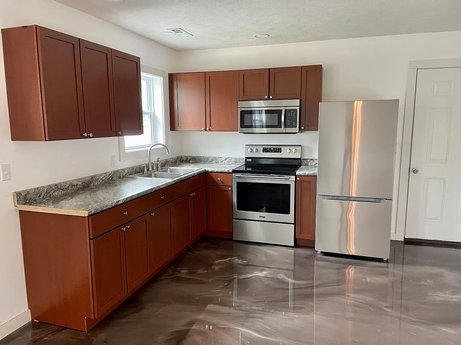2 bed, 900 sqft, $1,300 — Photo 3