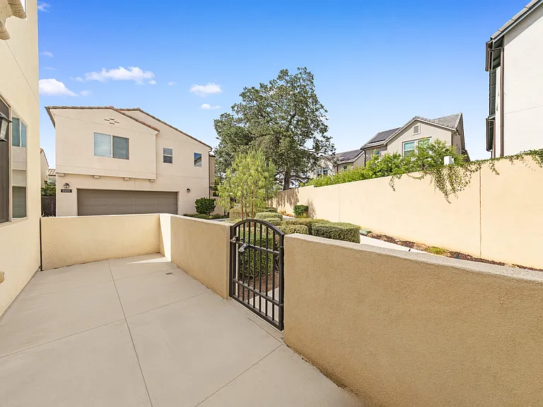 35 Bedford Ct — Photo 2