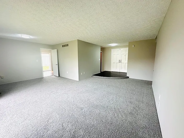 537 Randall Dr — Photo 2
