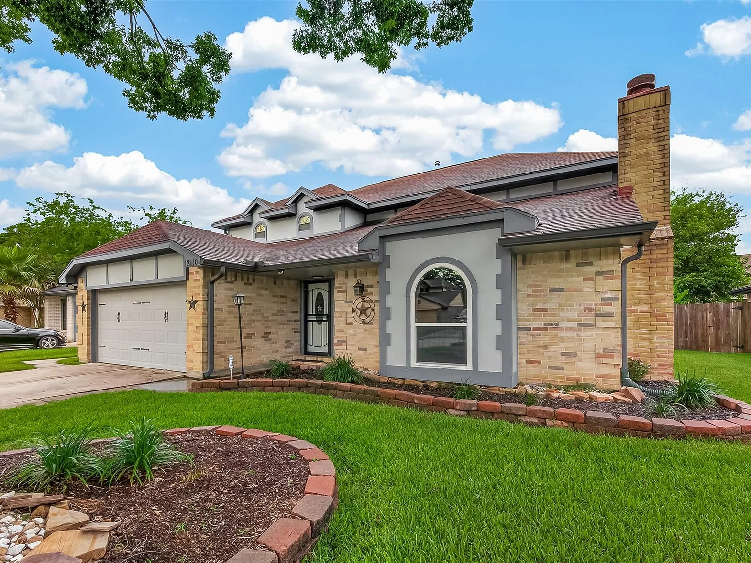 4 bed, 2.5 bath, 2383 sqft, $2,400 — Photo 3
