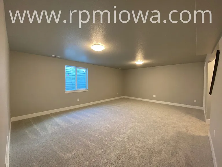 740 SE Drumlin Dr — Photo 8