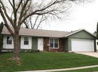 5730 Oakbrook Rd, Davenport, IA 52806