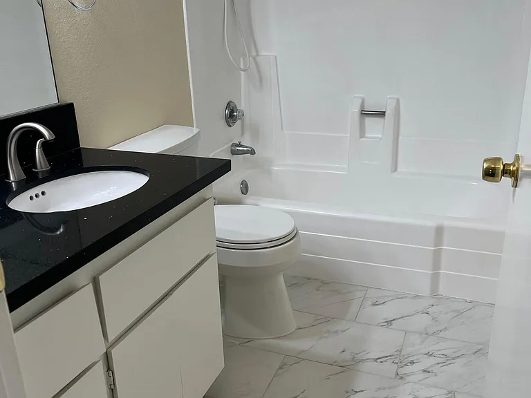 Bathroom with shower/bathtub