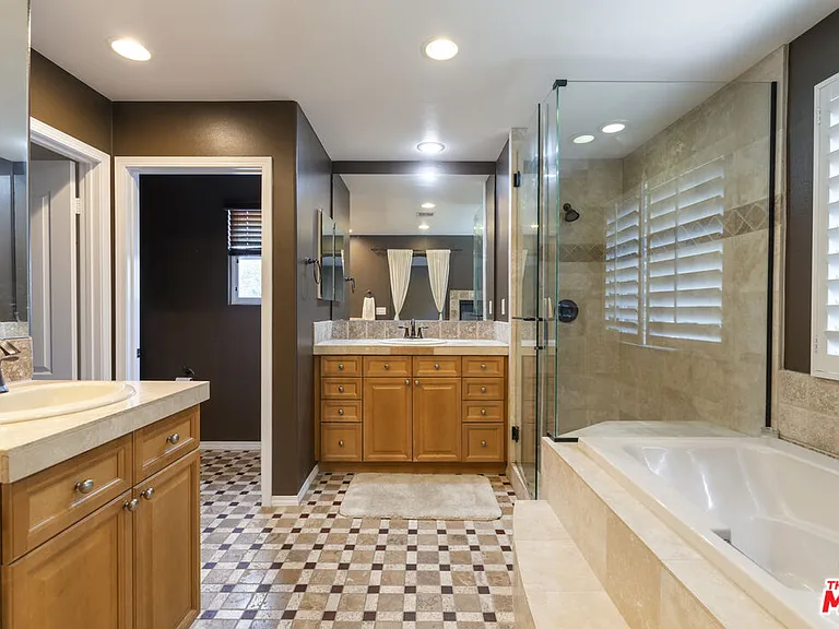 14321 Hortense St — Photo 28