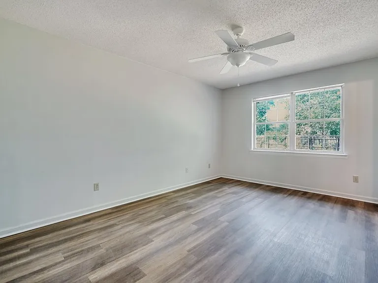 1501 Woodcrest Cir — Photo 8