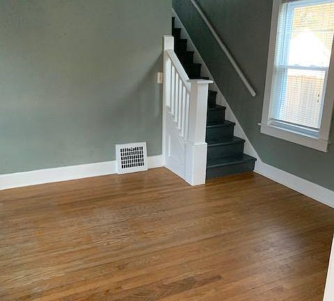 5th image of 233 Marion St