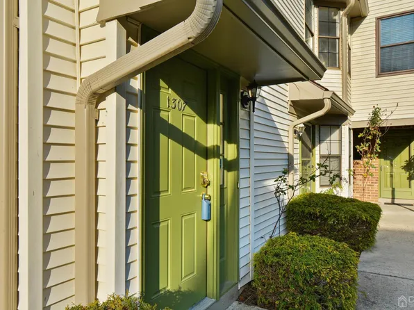 1307 Harbor Club Dr, Parlin, NJ 08859