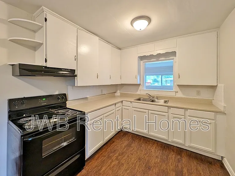 3312 Ernest St — Photo 3