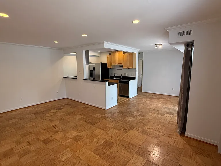 2911 Charing Cross Rd #6 — Photo 5