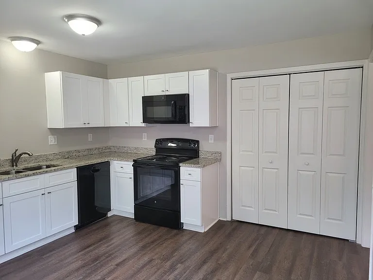 81 Hospital Rd #B1 — Photo 3